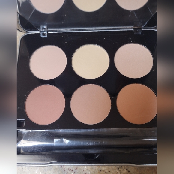 ME Makeover Essentials contour kit with mirror+ Face Primer - Picture 4 of 7